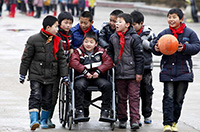 同學(xué)就是手足！安徽一男孩患病無(wú)法行走 被照顧7年