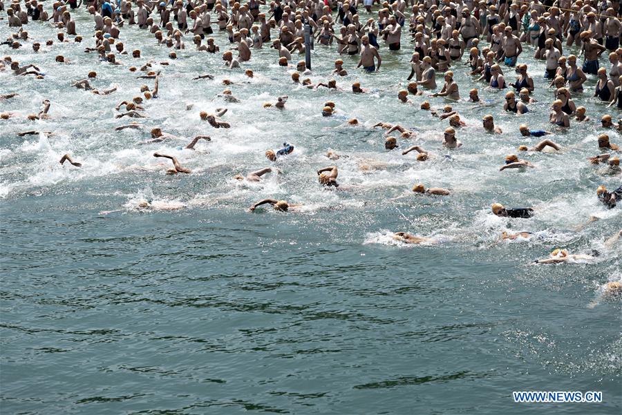SWITZERLAND-ZURICH-LAKE CROSSING-SWIMMING
