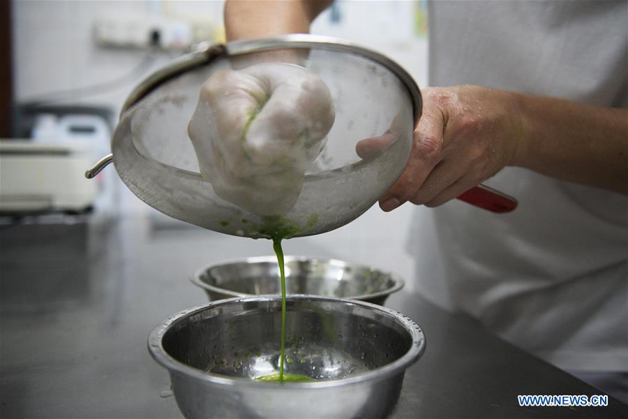 SINGAPORE-PANDAN CAKE-MAKING