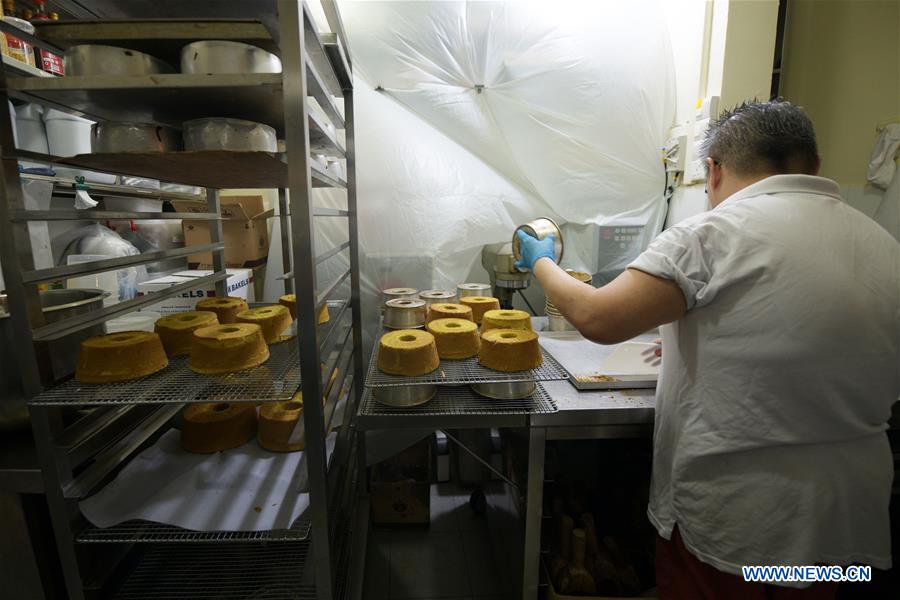 SINGAPORE-PANDAN CAKE-MAKING