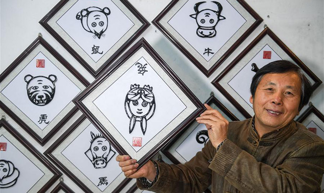 Pic story: Deng Zhiyuan, master of "Wushan Iron Calligraphy"