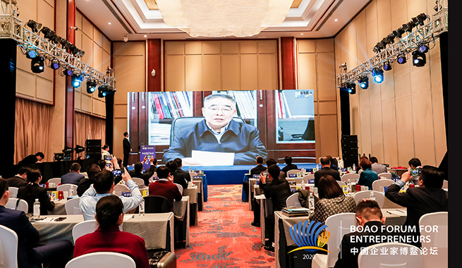 國家榮譽(yù)稱號獲得者、中國工程院院士、天津中醫(yī)藥大學(xué)校長張伯禮在視頻致辭