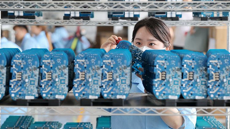 【財(cái)經(jīng)翻譯官】中國(guó)新能源汽車(chē)產(chǎn)銷(xiāo)量緣何連續(xù)七年全球居首？