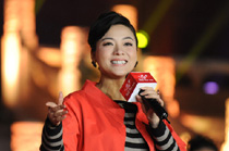 著名青年歌唱家、二炮文工團副團長陳思思傾情表演