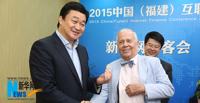 羅杰斯參加思客會(huì)，與新華網(wǎng)董事長(zhǎng)、總裁田舒斌親切交談。