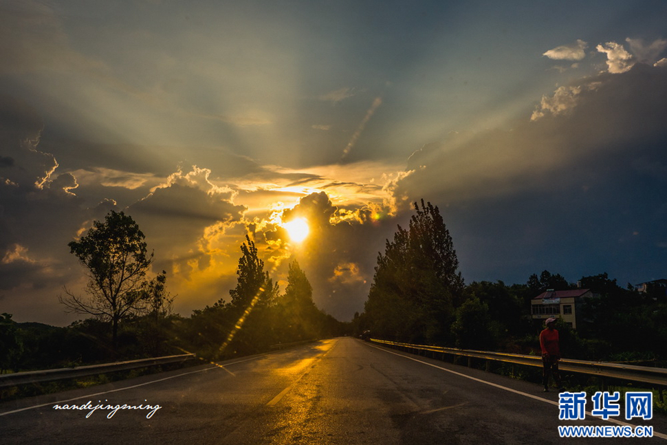 高速公路旁的田園風(fēng)光