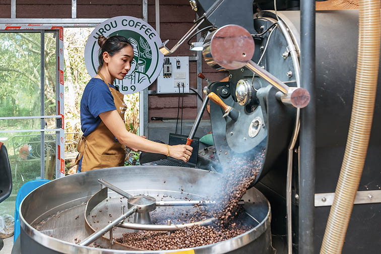 工作人员在老挝占巴塞省一处咖啡种植园烘焙咖啡豆(2025年12月17日摄) 新华社发(凯乔摄) 工作人员在老挝占巴塞省一处咖啡种植园烘焙咖啡豆(2025年12月17日摄) 新华社发(凯乔摄)