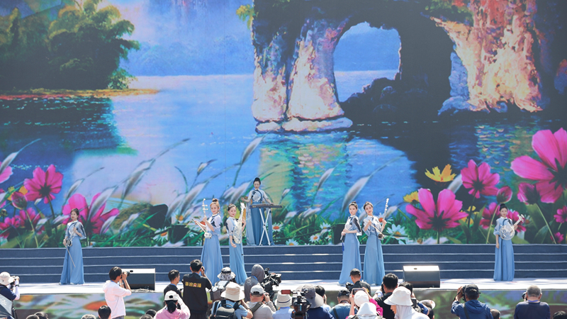 花語湖畔、香動凌源 女子水晶樂坊亮相第五屆中國凌源百合節(jié)