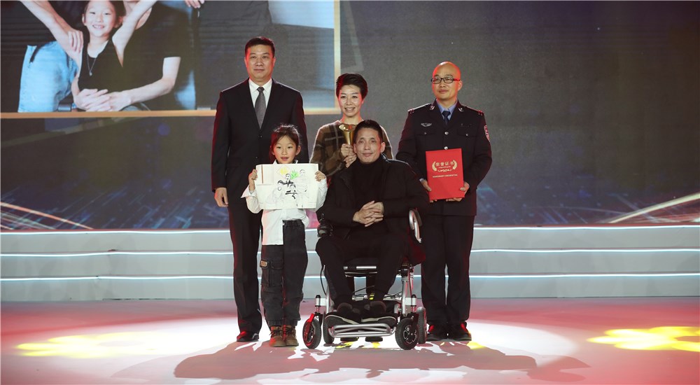 頒獎嘉賓為第三位年度感動人物張海林、朱丹丹夫婦頒獎