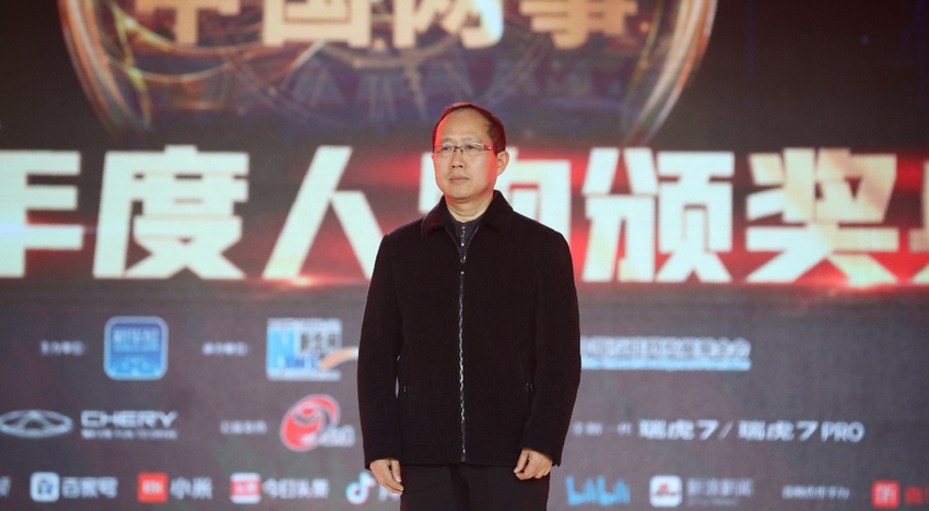 現(xiàn)場向&ldquo;時(shí)代楷模"張富清頒發(fā)特別致敬獎(jiǎng)