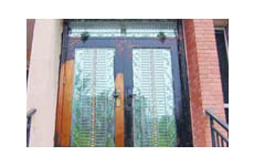 物業(yè)強(qiáng)行把業(yè)主房門(mén)涂黑 稱(chēng)公司要求統(tǒng)一