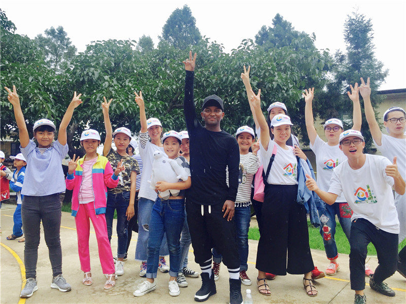 e創(chuàng)公益大使與志愿者、小朋友一起鄉(xiāng)村運動會