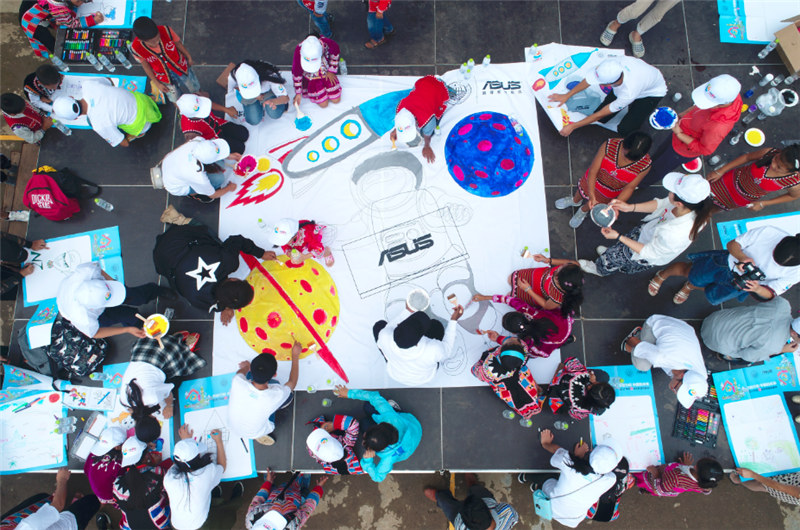 e創(chuàng)公益大使、志愿者和小朋友一同夢想涂鴉