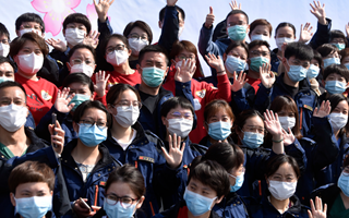 稟父老：樓蘭破，人平安，白衣戰(zhàn)士把家還！