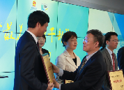 國家信訪局黨組成員、副局長李皋為獲獎者頒獎