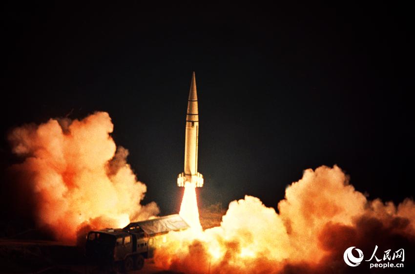 戈壁驚雷。馮根鎖攝