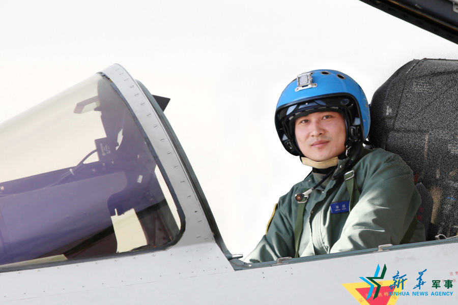 &uarr;戰(zhàn)機(jī)上準(zhǔn)備起飛的張超。