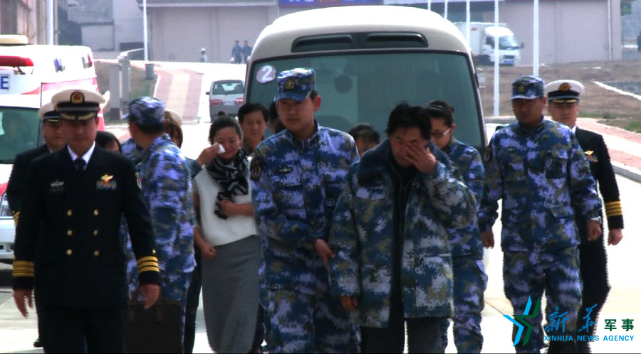 &uarr;資料圖片：張超的父親（右四）揮淚送別張超。