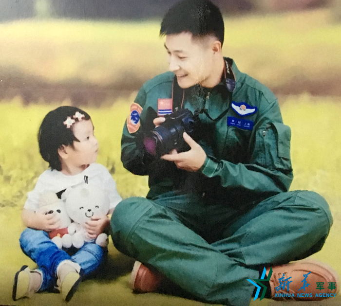 &uarr;資料圖片：被選為艦載戰(zhàn)斗機飛行員的張超與女兒合影。