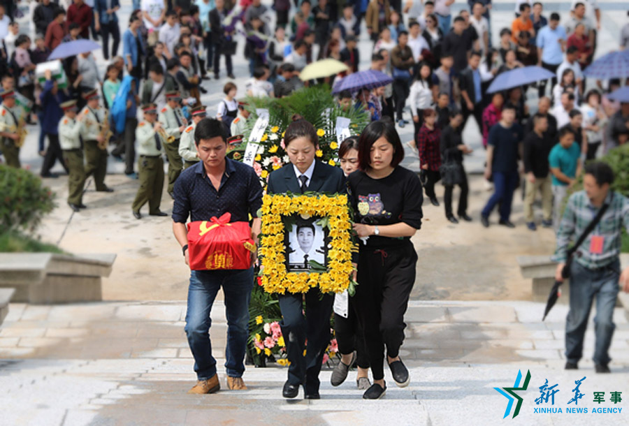 &uarr;張超烈士骨灰安葬儀式。