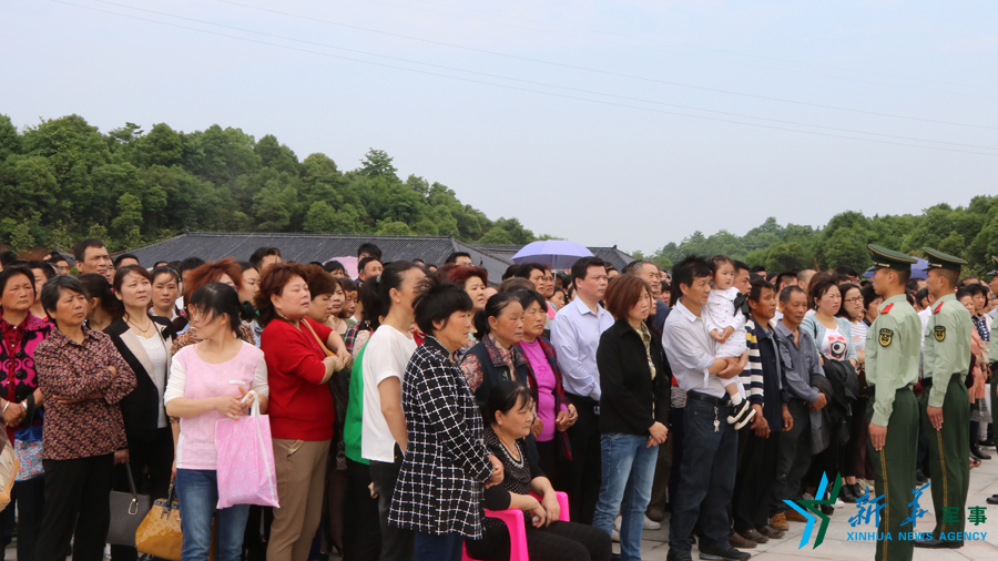 &uarr;張超烈士骨灰安葬儀式現(xiàn)場，岳陽的父老鄉(xiāng)親紛紛來給張超送別。