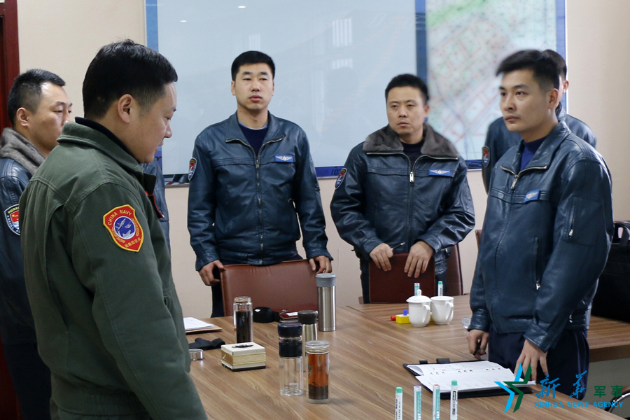 資料圖片：張超參加飛行后講評(píng)。