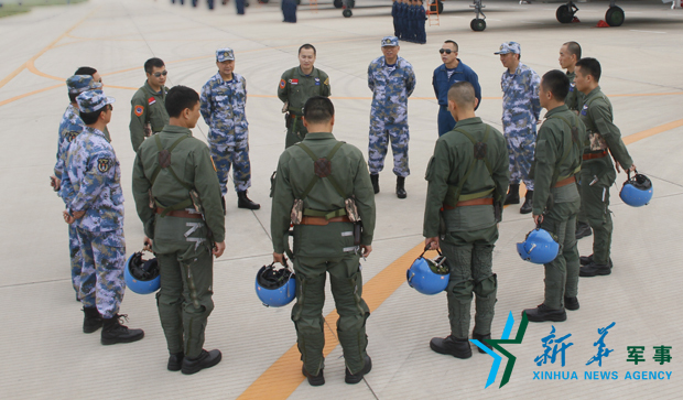 飛行后，黨委班子現(xiàn)場講評飛行情況。