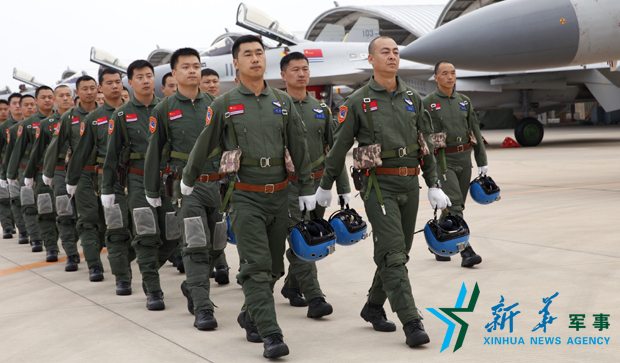 飛行員列隊(duì)進(jìn)場(chǎng)。