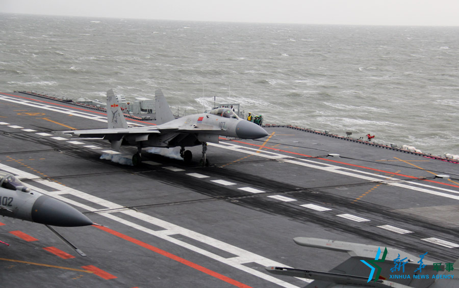 &uarr;資料圖片：艦載戰(zhàn)斗機(jī)下落著艦瞬間。