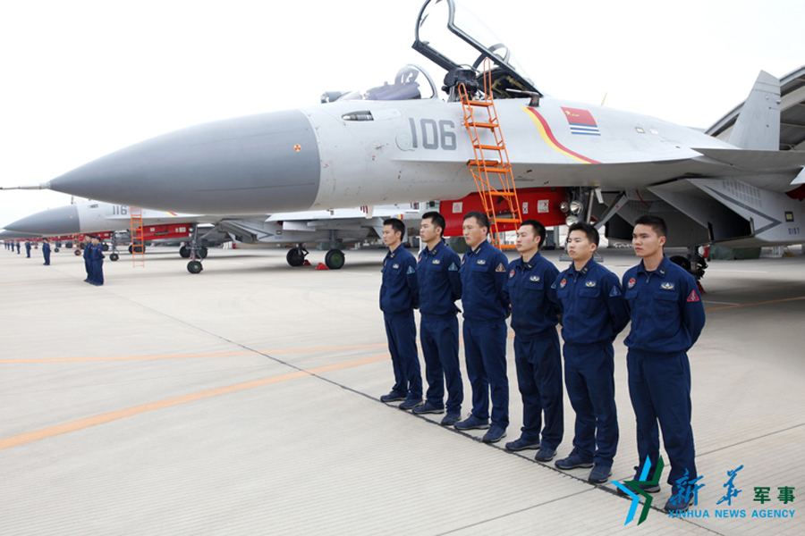 &uarr;機(jī)務(wù)官兵為戰(zhàn)鷹保駕護(hù)航。