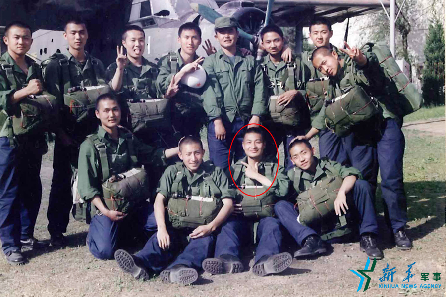 &uarr;資料圖片：張超跳傘前合影留念。