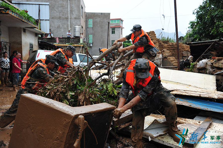 &uarr;第31集團(tuán)軍某裝甲旅官兵幫助長(zhǎng)泰恢復(fù)災(zāi)后秩序。鐘晨菲攝