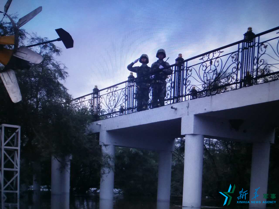 &uarr;中秋佳節(jié)，珍寶島的官兵在洪水中的堅(jiān)守。