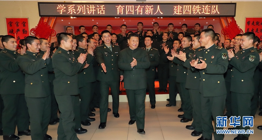 1月23日，習(xí)近平專程來(lái)到陸軍第65集團(tuán)軍，深入基層連隊(duì)，看望慰問(wèn)官兵，代表黨中央和中央軍委，向全軍指戰(zhàn)員、武警部隊(duì)官兵、民兵預(yù)備役人員致以誠(chéng)摯問(wèn)候和新春祝福。這是習(xí)近平在該集團(tuán)軍&ldquo;大功三連&rdquo;同官兵在一起。新華社記者李剛攝