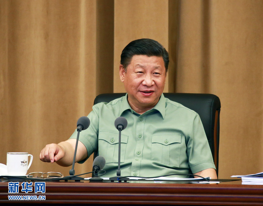 5月24日，中共中央總書記、國家主席、中央軍委主席習近平視察海軍機關(guān)，親切接見海軍第十二次黨代會全體代表和海軍機關(guān)正師職以上領(lǐng)導干部。這是習近平聽取海軍工作匯報后發(fā)表重要講話。 新華社記者 查春明 攝 