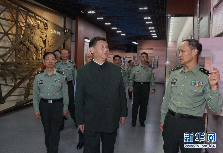 6月22日，正在山西省考察工作的中共中央總書記、國家主席、中央軍委主席習(xí)近平來到駐晉部隊某基地視察調(diào)研，代表黨中央和中央軍委，向基地組建50周年致以熱烈的祝賀，向老一輩創(chuàng)業(yè)者、廣大基地官兵致以崇高的敬意和誠摯的問候。這是習(xí)近平視察基地軍史館。新華社記者 李剛 攝