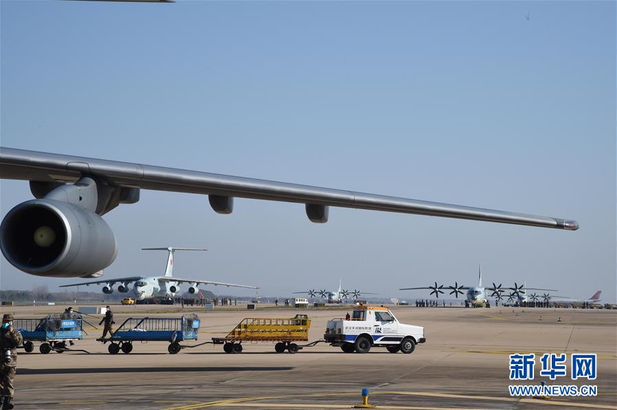 （聚焦疫情防控&middot;圖文互動）（4）空軍第四次向武漢大規(guī)?？者\醫(yī)療隊員和物資