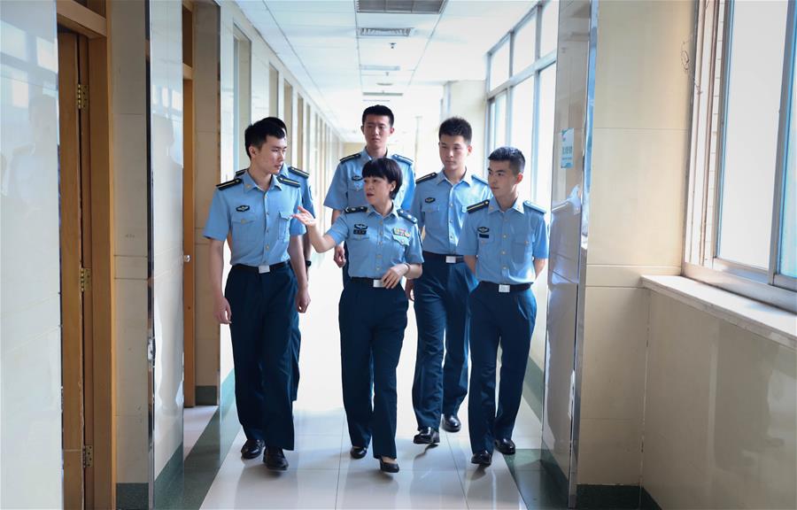 (圖文互動)(3)“白衣戰(zhàn)士”在沖鋒——記“最美新時(shí)代革命軍人”仲月霞