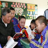 喬安山給小學生講雷鋒的故事。