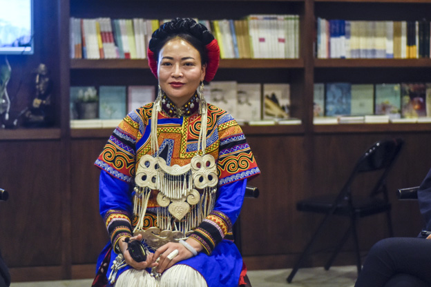 阿牛阿呷：對彝族姑娘來說，胎教就是彝族的刺繡文化，但是當(dāng)我們走出來，我們覺得我們對其他支系的服飾知識了解太少了，需要學(xué)習(xí)的很多，所以開辦了這個專業(yè)。