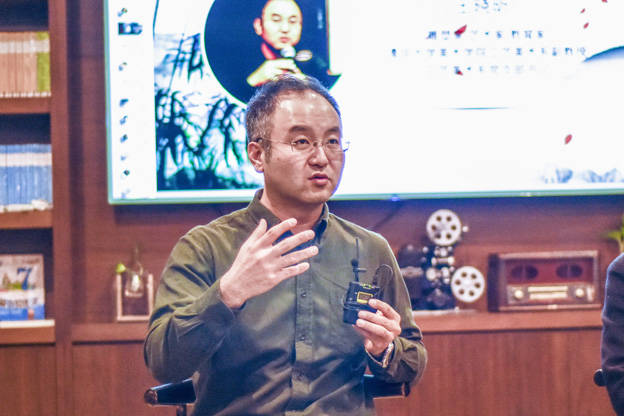 王曉昕：語言問題其實(shí)是非遺傳承所面臨的一個普遍問題。非遺傳承人可能有很好的技藝，但是因?yàn)檎Z言問題沒有辦法與外面的人交流，就失去了傳承的機(jī)會。