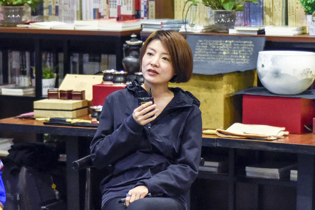 秦思：堅(jiān)持還是因?yàn)闊釔?ài)，我一直想把有意義的事情做得有意思。我希望有更多的人來(lái)關(guān)注非遺文化，把文化融入到工藝當(dāng)中。