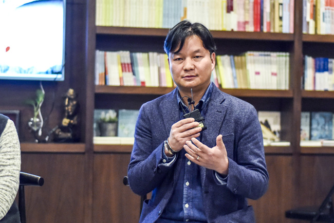 丁大為：烏銅走銀有三百年的歷史了，是云南地區(qū)獨(dú)有的技藝。這門(mén)技藝入門(mén)大概需要3年，學(xué)成需要20年。用語(yǔ)言去表達(dá)它其實(shí)是很難的。