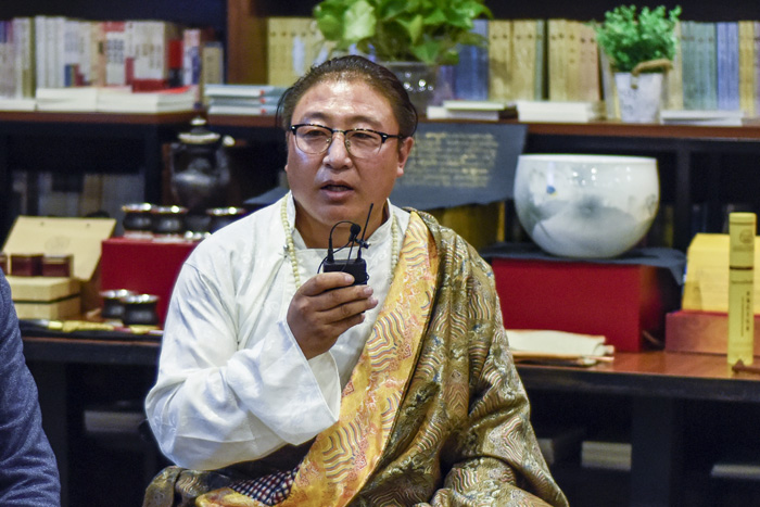 安久&middot;白瑪群加：絕對(duì)不能為了錢做手藝的傳承人，傳承手藝是因?yàn)槲覀冇袀鞒忻褡逄厣幕呢?zé)任，要時(shí)刻謹(jǐn)記這一份責(zé)任。