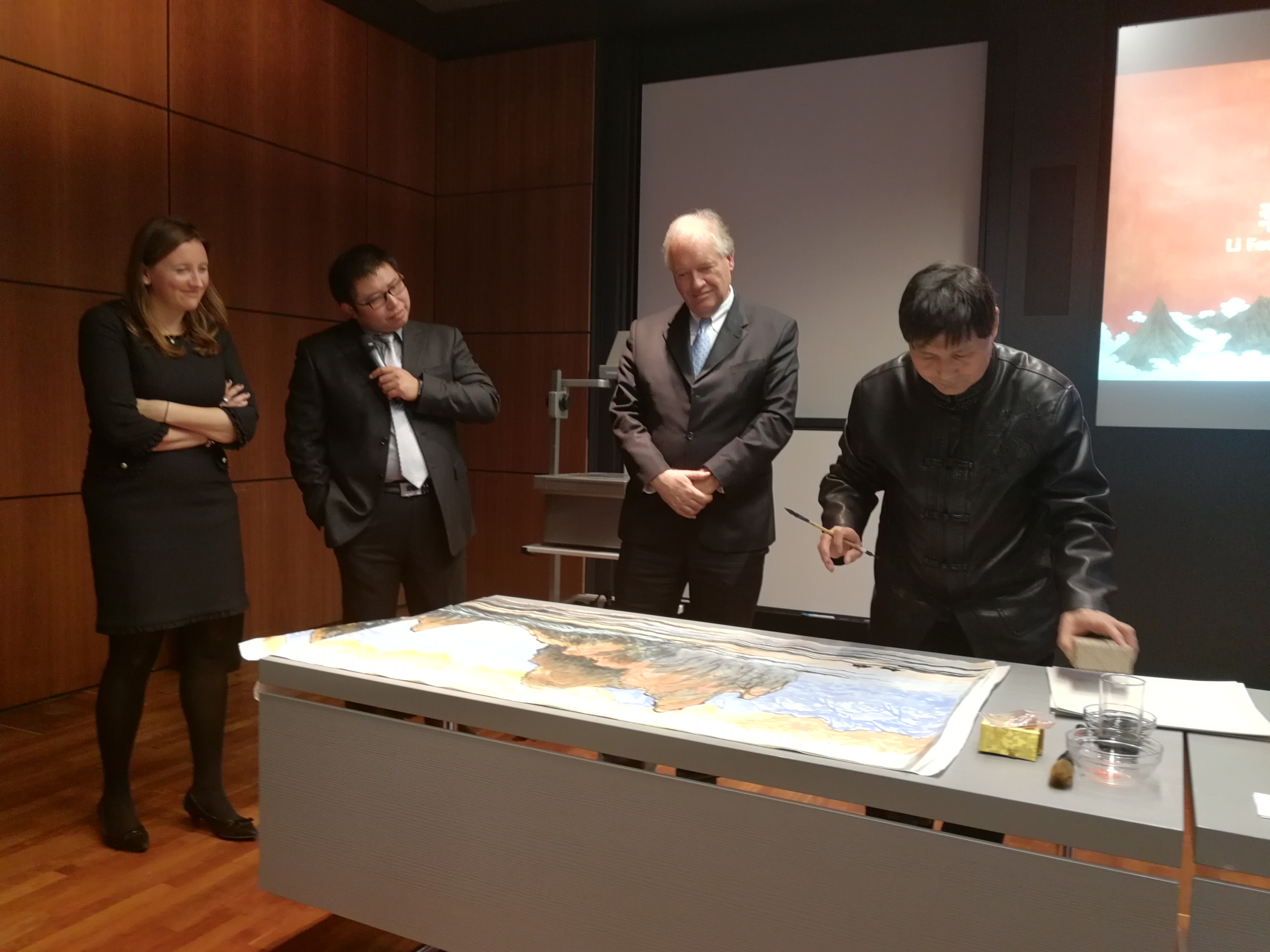 作為一個藝術(shù)家，我也要為這個國家和社會做一點自己的貢獻。在這次跨國文化交流活動中，作為唯一的隨團畫家，我創(chuàng)作出了多幅以&ldquo;一帶一路&rdquo;為主題的中國畫。