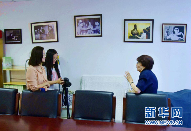 播音室里跟打仗一樣。從夜不能寐的緊張，到全神貫注的投入，用良好的習(xí)慣和過硬的專業(yè)素質(zhì)來化險(xiǎn)為夷。