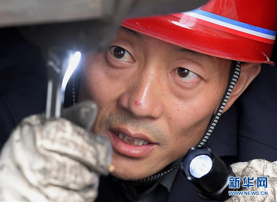 （圖片故事）（3）&ldquo;機(jī)車醫(yī)生&rdquo;李向前：&ldquo;望聞問(wèn)切&rdquo;保安全