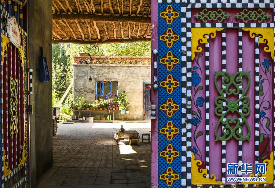 （社會(huì)）（5）新疆鄯善：美麗的&ldquo;彩門(mén)村&rdquo;
