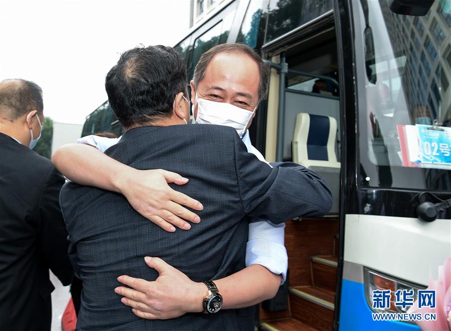 (社會)(4)抗疫“戰(zhàn)友”重聚