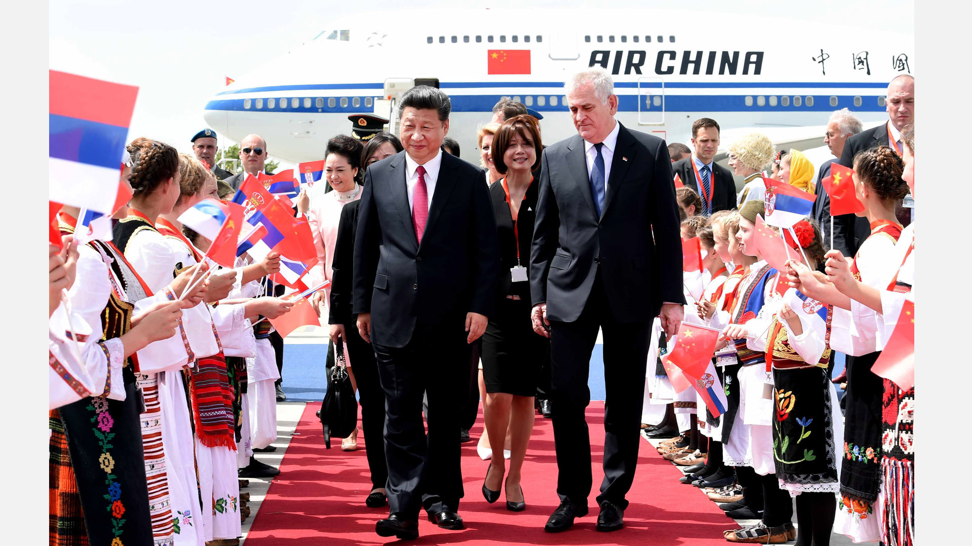 習(xí)近平抵達(dá)貝爾格萊德 開始對(duì)塞爾維亞共和國進(jìn)行國事訪問